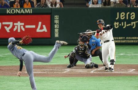 　３回、空振り三振に倒れる岡本（撮影・金田祐二）