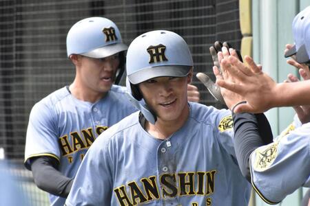 　本塁打を放ちハイタッチする福島