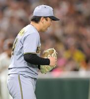 　完封勝利で吠える村上（撮影・西岡正）