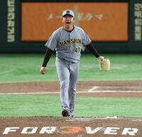 　８回、リチャードを空振り三振に仕留め雄たけびをあげる村上（撮影・金田祐二）