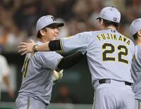 　完封勝利を飾った村上は藤川監督に迎えられニッコリ（撮影・田中太一）