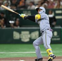 　１回、２ランを放つ森下（撮影・田中太一）