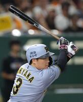 　３回、適時二塁打を放つ大山（撮影・西岡正）