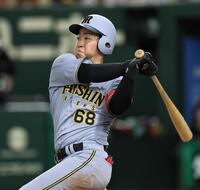 　４回、二塁打を放つ中川（撮影・田中太一）