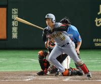 　９回、右前打を放つ中川（撮影・金田祐二）