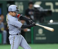 　２回、左前打を放つ中川（撮影・西岡正）