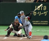 　２回、左前打を放つ中川（撮影・金田祐二）