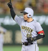 　２回、左前打を放ち、ベンチへ向かって指を上げる中川（撮影・西岡正）