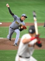 　１回、岡本と対戦する才木（撮影・伊藤笙子）