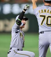 　４回、適時打を放ち、ガッツポーズを決める高寺（撮影・田中太一）