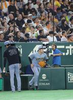 　８回、才木の横を通ってマウンドへ向かう石井（撮影・西岡正）