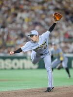 　８回に登板し力投する石井（撮影・西岡正）