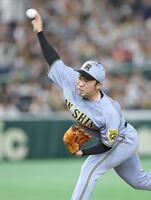 　８回に登板し力投する石井（撮影・西岡正）