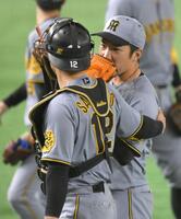 　８回を投げ終え、坂本（左）にねぎらわれる石井（撮影・伊藤笙子）