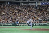 　８回、ファンが注目する中、力投する石井（撮影・西岡正）