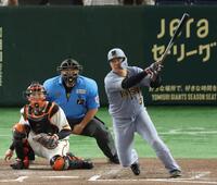 　６回、二塁打を放つ大山（撮影・金田祐二）