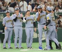 　巨人に勝利し、岩崎（右）を迎える石井（中央）＝撮影・西岡正