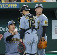 　８回、日本記録を更新し、試合球を大山（左）から渡される石井（撮影・西岡正）