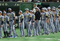 　ナインを迎える藤川監督ら（撮影・金田祐二）