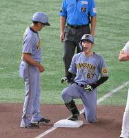 　４回、先制適時打を放ち、相手の失策間に三塁まで進みほえる高寺（右）＝撮影・伊藤笙子