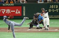 　３回、空振り三振に倒れる岡本（撮影・金田祐二）