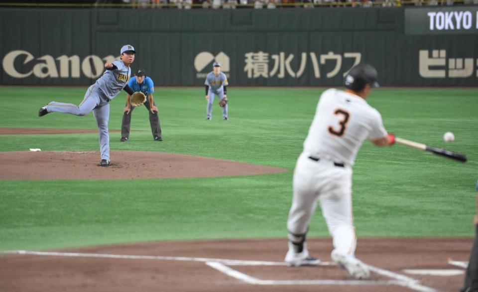 　１回、岡本（手前）を中飛に打ち取る村上（撮影・伊藤笙子）