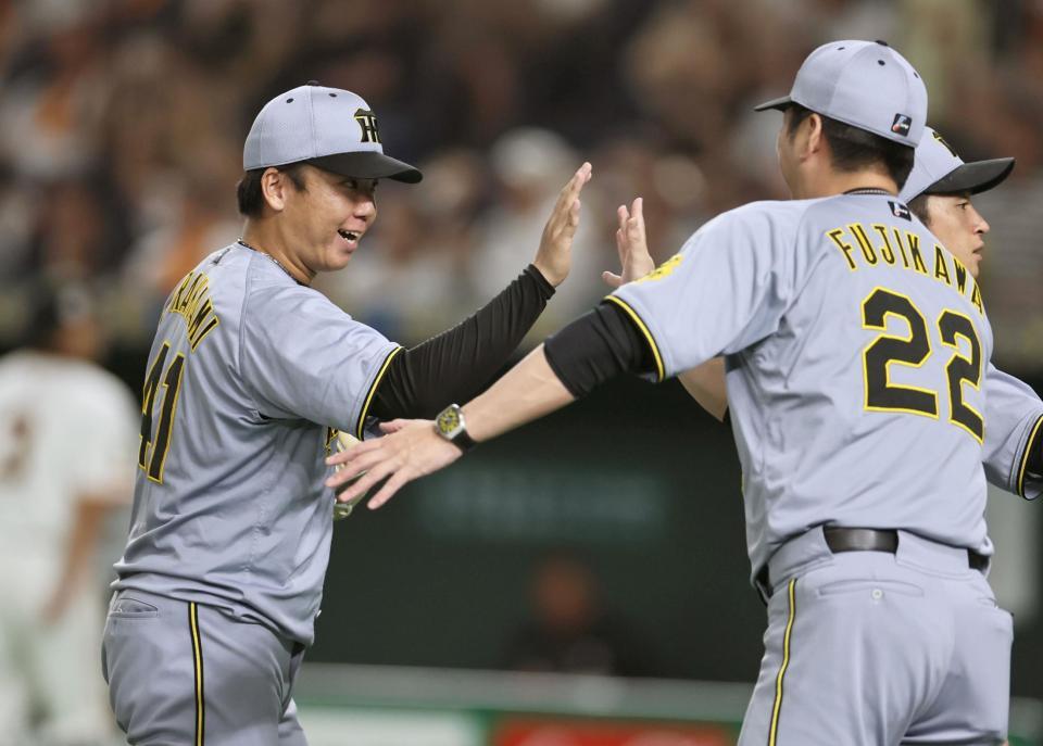 　完封勝利を飾った村上は藤川監督とタッチを交わす（撮影・田中太一）