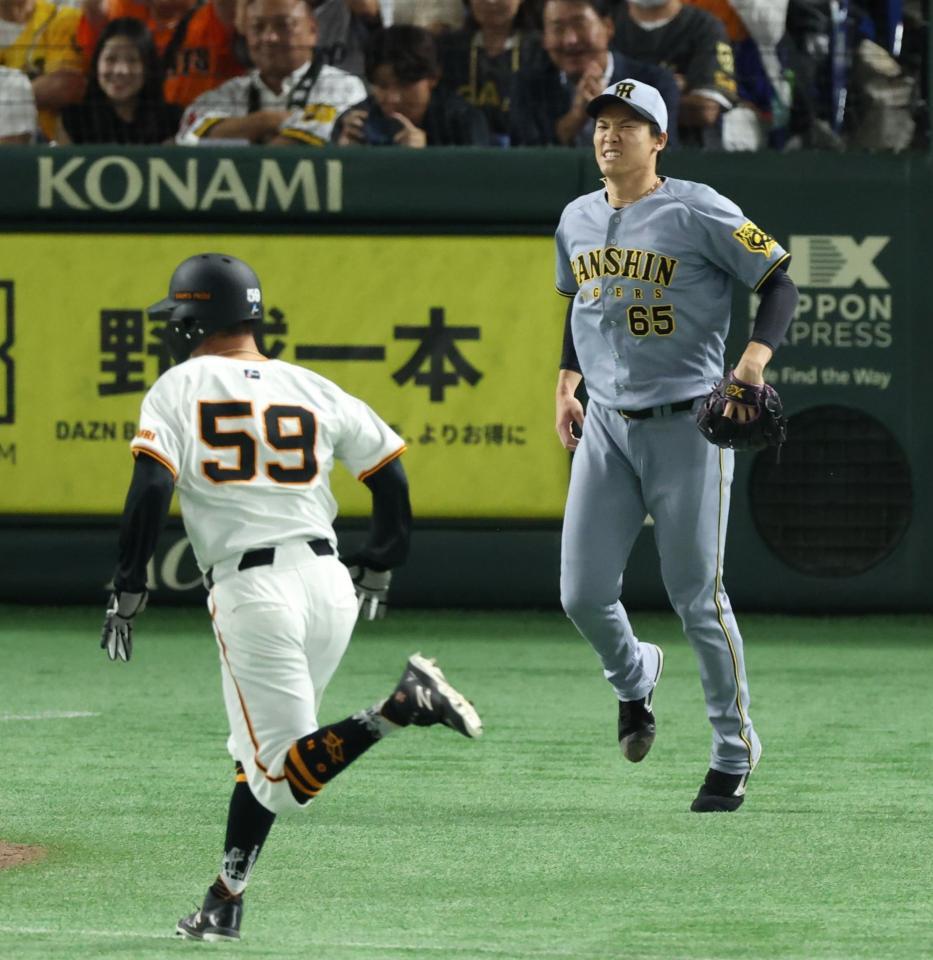 　巨人戦の８回、キャベッジに勝ち越し中犠飛を浴びる湯浅＝１５日