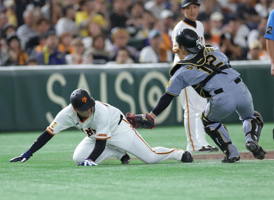 　２回、中山の二塁ゴロで三走・岸田（左）をアウトにする坂本（撮影・西岡正）