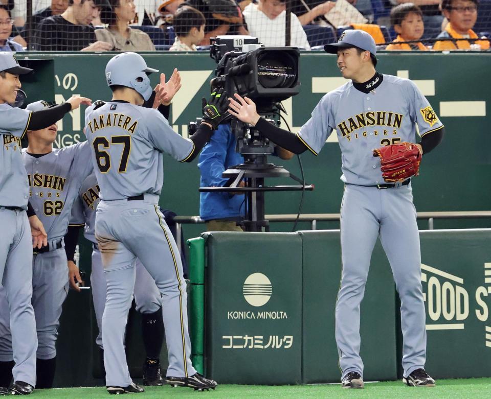 　４回、坂本の適時打で生還した三走・高寺（６７）を迎える才木