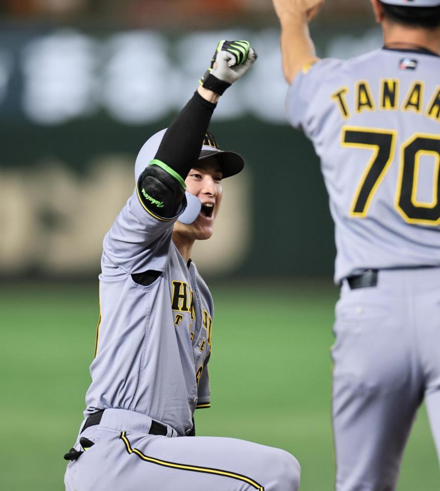 　４回、適時打を放ち、ガッツポーズを決める高寺（撮影・田中太一）