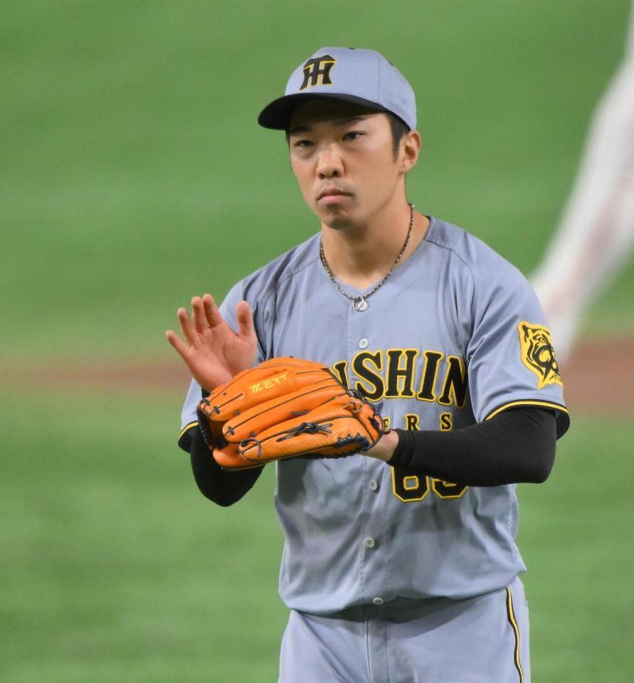 　プロ野球新記録となる４０試合連続無失点を達成し、グラブをたたく石井（撮影・伊藤笙子）