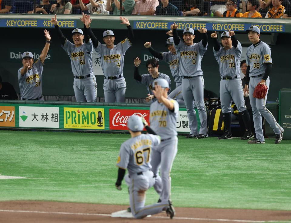 　４回、高寺の先制適時打で盛り上がる才木（右端）ら阪神ベンチ（撮影・金田祐二）