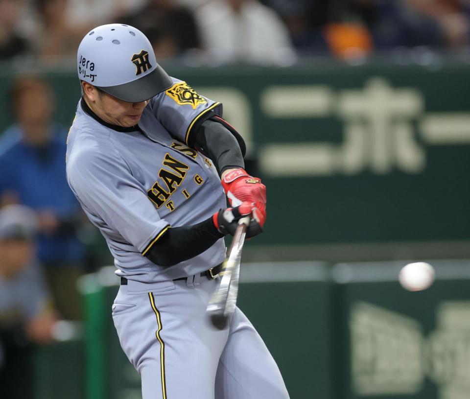 　３回、左前打を放つ才木（撮影・西岡正）