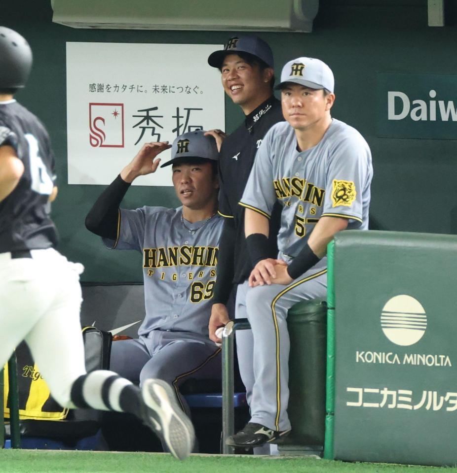 　８回、無失点に抑え才木に祝福される石井（撮影・金田祐二）