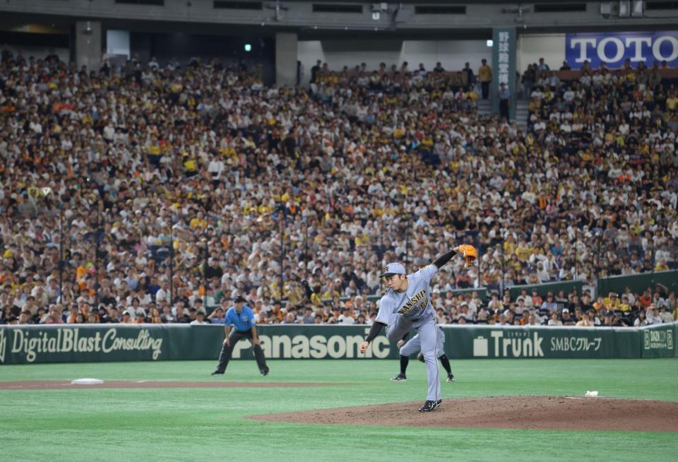 　８回、ファンが注目する中、力投する石井（撮影・西岡正）