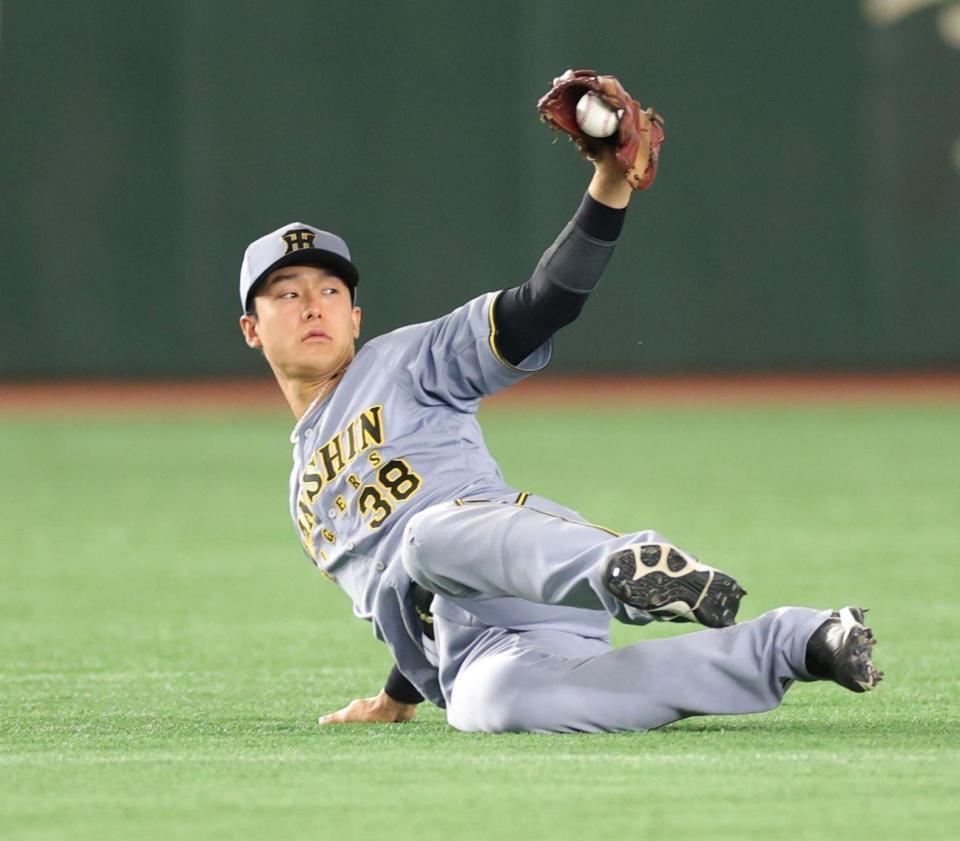 　５回、岡本のライナーを好捕した小幡（撮影・西岡正）