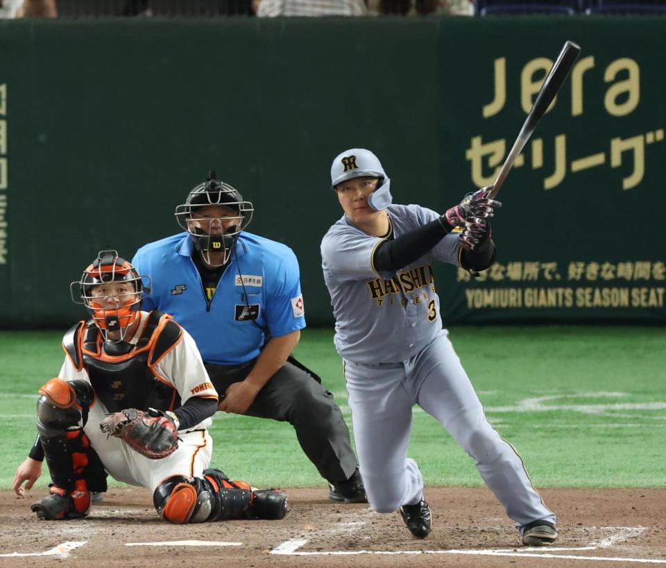 　６回、二塁打を放つ大山（撮影・金田祐二）