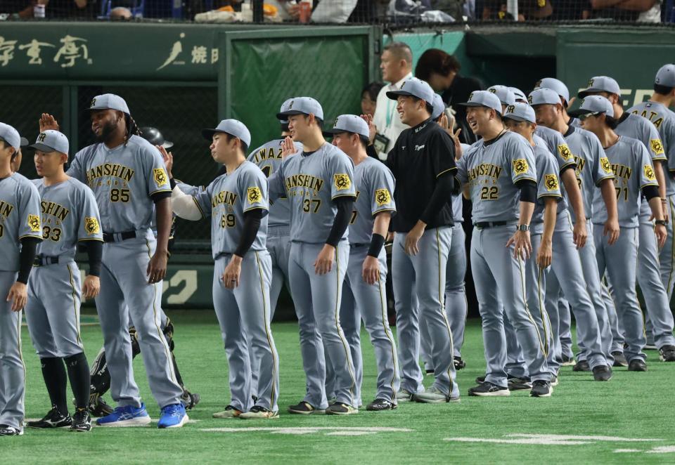 　ナインを迎える藤川監督ら（撮影・金田祐二）