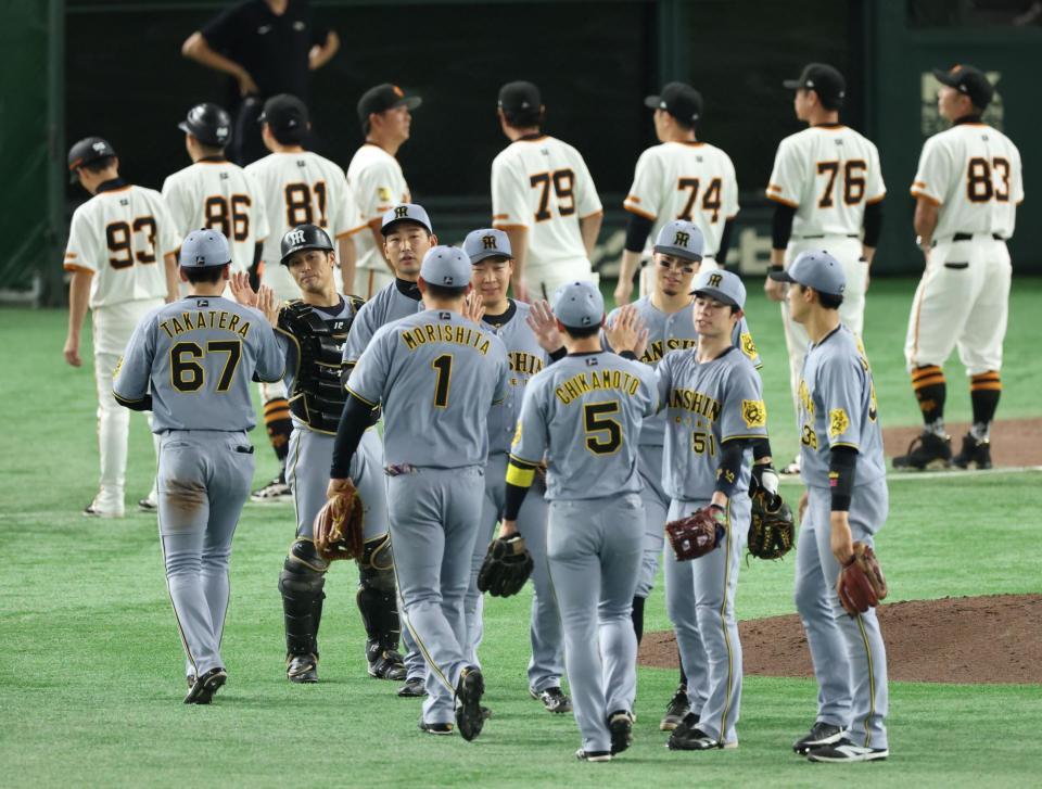 　勝利を喜ぶ阪神ナイン（撮影・金田祐二）