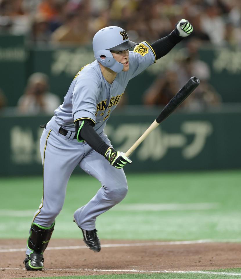 　４回、先制打を放ち、ガッツポーズの高寺（撮影・西岡正）