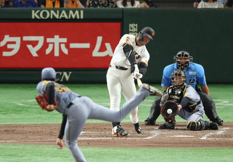 　３回、キャベッジを空振り三振にしとめる才木（撮影・金田祐二）