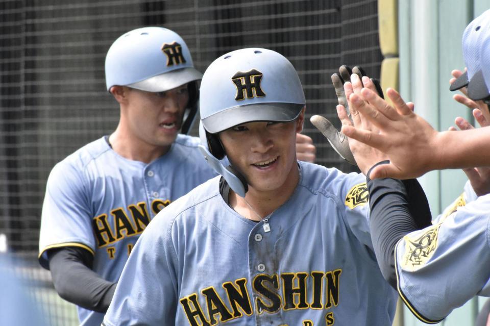 　本塁打を放ちハイタッチする福島