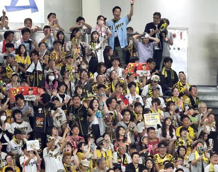 　８回、マウンドの石井へ声援を送るファン（撮影・田中太一）