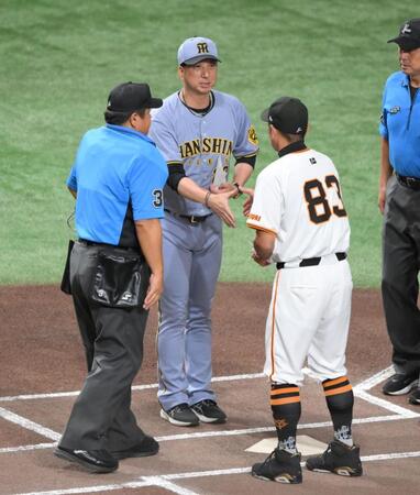 　メンバー表交換を終え、阿部監督（右）と握手を交わす藤川監督（撮影・伊藤笙子）