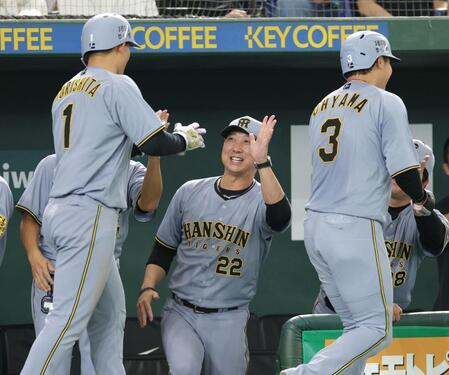 　４回、高寺の先制打で生還した大山（右）と森下（左）を迎える藤川監督（撮影・西岡正）