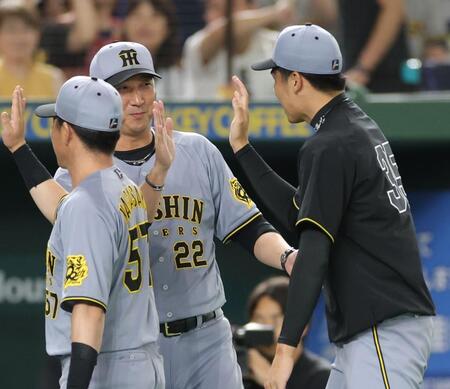 　１１勝目を挙げた才木（右）を迎える藤川監督（撮影・西岡正）