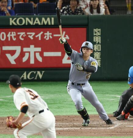 　４回、先制適時打を放つ高寺（撮影・金田祐二）