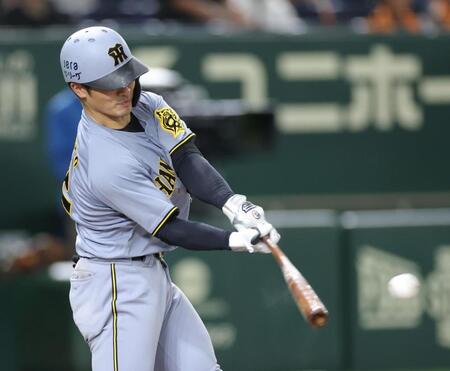 　７回、中前打を放つ坂本（撮影・西岡正）