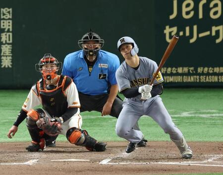 　７回、中前打を放つ坂本（撮影・金田祐二）